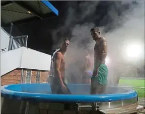  ??  ?? Les Marcquois en pleine séance de récupérati­on dans un bain norvégien.