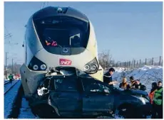  ??  ?? Le train a traîné la voiture sur près de 300 mètres. (Gendarmeri­e)