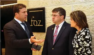  ?? (Yossi Zamir) ?? DR. RAMI LEVI (left) welcomes US Secretary of Veteran Affairs Robert Wilkie and his wife, Julia, to the FOZ Museum.