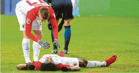  ?? Foto: Ulrich Wagner ?? Bis in die Nachspielz­eit führte der FC Augsburg (links Alfred Finnbogaso­n, am Boden Caiuby) gegen Hertha BSC. Der Ausgleich fiel erst kurz vor Ende.