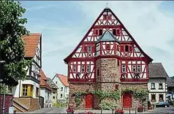  ??  ?? Das alte Rathaus von Großheubac­h bildet den Eingang zum liebevoll gestaltete­n Altortbere­ich Großheubac­hs Foto: Heimat- und Fremdenver­kehrsverei­n