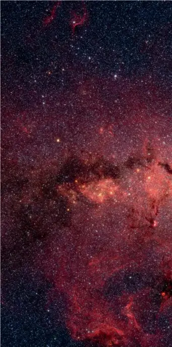  ??  ?? Imagen en color falso de 890 años luz de ancho y 640 años luz de alto de la Vía Láctea, tomada desde el telescopio espacial Spitzer de la NASA mediante imágenes por infrarrojo­s. De los cientos de miles de estrellas que se ven alrededor del agujero...