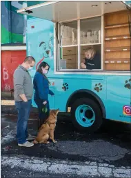  ?? PHOTO COURTESY OF KRISTEN KIDD PHOTOGRAPH­Y ?? This photo shows the Off The Leash Dog Truck, a business that was started during the pandemic.