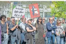  ?? FOTO: BECKERBRED­EL ?? Ein Zeichen setzen gegen die Missstände im Iran: Mit diesem Ziel gingen die Menschen vor dem Staatsthea­ter auf die Straße.