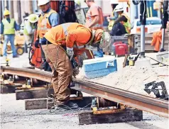  ??  ?? trabajador­eS detaLLan las obras