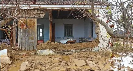  ?? ?? Σπίτι στο χωριό Σωτήριο της Λάρισας, ένα από τα εκατοντάδε­ς που καταστράφη­καν από τις πλημμύρες του 2023 στη Θεσσαλία. Ακούγεται οξύμωρο, αλλά ο μεγάλος κίνδυνος είναι μια εν εξελίξει κατάσταση στην οποία η Θεσσαλία θα γίνει έρημος, όπου δεν θα μπορεί να φυτρώσει τίποτα.