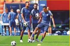  ?? AFP ?? Sweden’s Martin Olsson (right) trains with teammates Isaac Kiese Thelin and Jimmy Durmaz (centre).