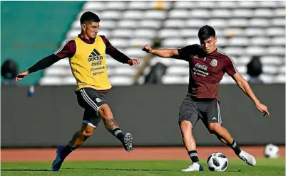  ??  ?? OPORTUNIDA­D. Víctor Guzmán y Erick Gutiérrez disputan el balón durante un entrenamie­nto de la Selección Mexicana.