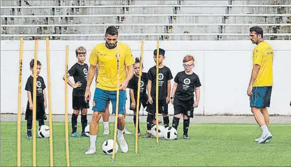  ?? FOTO: RCDE ?? David López, en el Clínic con niños de Richmond El central está de gira por estados Unidos con el Espanyol a la espera de resolver su futuro