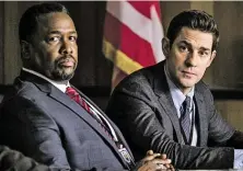  ?? BILD: SN/AMAZON PRIME/ PHILIPPE BOSSÉ ?? Jack Ryan (John Krasinski) mit seinem Chef James Greer (Wendell Pierce).