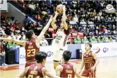  ?? ?? Colegio de San Juan de Letran Knights’ Rhenz Abando shoots against the defense of University of Perpetual Help Altas’ Mark Omega.