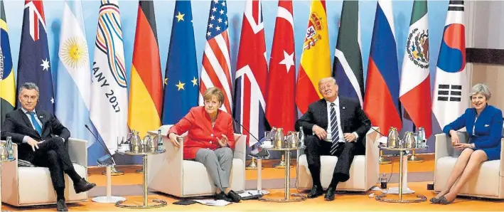  ??  ?? Tres de cuatro. Mauricio Macri y sus pares de Alemania (Angela Merkel), EE.UU. (Donald Trump) y Reino Unido (Theresa May), el año pasado. En Davos sólo faltará Merkel.