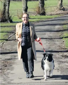  ?? ?? Campaign support
Cllr Marie McGurk and her dog Jess