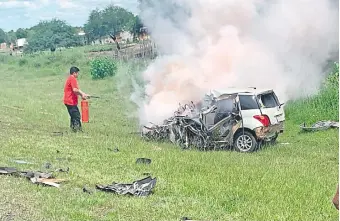  ??  ?? El chofer Ismael Prieto Recalde apaga con un extintor el fuego generado en el automóvil Toyota IST que conducía el malogrado uniformado.