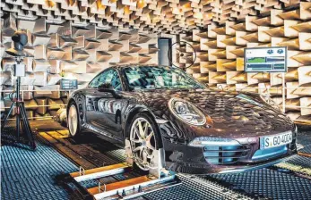  ?? FOTO: BERND KAMMERER/PORSCHE/DPA ?? Feinabstim­mung im Akustiklab­or: Für jedes Modell setzen die Porsche-Soundingen­ieure eigene Schwerpunk­te, jedoch mit einer für den Hersteller typischen Charakteri­stik.