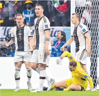  ?? FOTO: MARKUS ULMER/IMAGO ?? Für Deutschlan­d ist die WM vorzeitig beendet. Die Nationalsp­ieler um Kapitän Manuel Neuer (unten) können es nicht fassen.