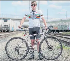  ?? FOTOS: BILL SINKFORD ?? A sus 43 años, el de Farmersvil­le, sigue amando el ciclismo como el primer día