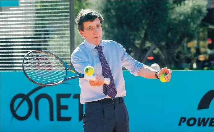  ?? EFE ?? José Luis Martínez-Almeida durante la sesión de tenis de esta pasada mañana de martes en la plaza de Colón de Madrid