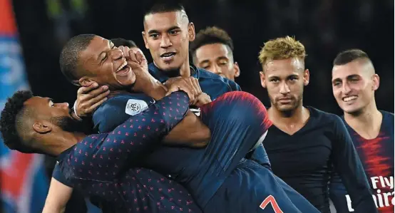  ?? ANNE-CHRISTINE POUJOULAT/AFP ?? Fome de bola. Mbappé, observado por Neymar, comemora um de seus quatro gols na vitória sobre o Lyon por 5 a 0 pela nona rodada do Francês