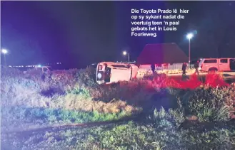  ?? ?? Die Toyota Prado lê hier op sy sykant nadat die voertuig teen ‘n paal gebots het in Louis Fourieweg.