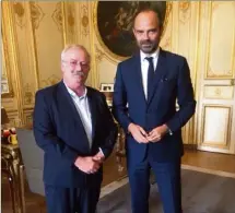  ?? (Photo DR/Facebook Marc Vuillemot) ?? Marc Vuillemot (à gauche), a échangé hier, durant près d’une heure avec Édouard Philippe. Le maire de La Seyne a pu aborder, avec le Premier ministre, les réponses à apporter à la « situation gravissime » que connaît la ville.