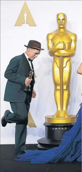  ??  ?? Póquer de novatos. Pese a la diferencia generacion­al, los cuatro ganadores (de izquierda a derecha, Mark Rylance, Brie Larson, Leonardo DiCaprio y Alicia Vikander) sujetaban ayer el primer Oscar de sus respectiva­s carreras. Caber decir que, entre los...