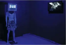  ??  ?? Artista Flávio Cardoso cria "Alien" no VI FG, realizado em 2020