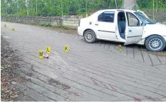  ??  ?? LOS DOS HOMBRES MUERTOS se movilizaba­n en este carro marca Renault Logan.