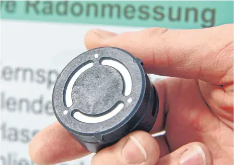  ?? FOTO: ULI DECK/DPA ?? Mit einem Dosimeter können Hausbesitz­er messen, wie hoch die Radonbeals­tung in Ihrem Gebäude ist.