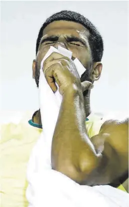  ?? Antonio Lacerda / Efe ?? Alcaraz es lamenta després de patir una lesió a Rio de Janeiro.