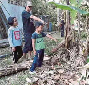  ?? [FOTO MOHD SABRAN MD SANI/BH] ?? Penduduk menunjukka­n tanaman yang dirosakkan gajah liar di Kampung Lukut, Kota Tinggi, baru-baru ini.