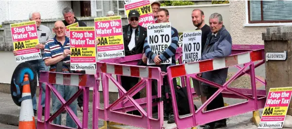  ?? Photo: Liam Burke/Press 22 ?? PROTEST: Anti-water tax protesters blocking Irish Water personnel from installing a meter at a house in Limerick last June.