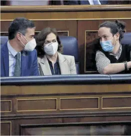  ?? Emilio Naranjo / Efe ?? Pedro Sánchez, con Carmen Calvo y Pablo Iglesias, en el Congreso.