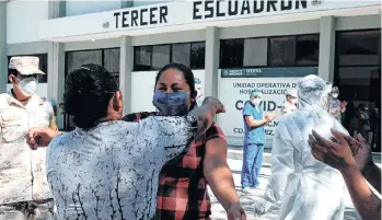  ?? /EFE ?? Una paciente recuperada de la pandemia es recibida por sus familiares a su salida del hospital militar de Ciudad Juárez.