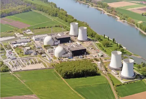  ?? FOTO: DPA ?? Das Kraftwerk Biblis in Hessen war einer von mehreren Atommeiler­n, die RWE betrieben hat.