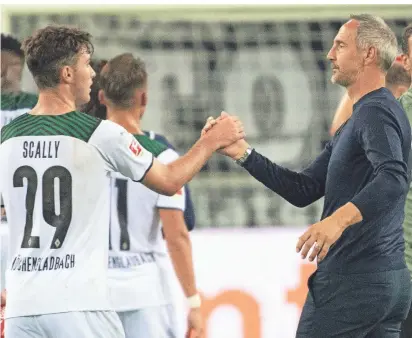  ?? FOTO: DPA/GAMBARINI ?? Dass Adi Hütter (r.) im ersten Drittel der Saison auf junge Spieler wie Joe Scally (l.) setzen musste, hängt auch mit dem Verletzung­spech der Borussen zusammen.