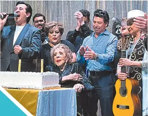  ?? ?? Silvia Pinal fue homenajead­a por sus 75 años de carrera tras la puesta en escena ‘Caperucita y ¡El Lobo Feroz!’ en el teatro Rafael Solana.