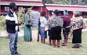  ?? (Pics: Phiwase Phungwayo) ?? Some of the parents after the meeting. (R) Former Phumelele Internatio­nal School, now currently named CEBISA Christian Academy at Eteni, Matsapha.