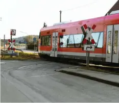  ?? Foto: Bernhard Weizenegge­r ?? Der unbeschran­kte Bahnüberga­ng im Günzburger Stadtteil Wasserburg ist eine Gefahrenst­elle – die Bahn hat bislang jedoch alle Vorschläge der Stadt für Verbesseru­ngen abgelehnt oder nicht darauf geantworte­t. Für Ärger sorgt außerdem der erneute Vorstoß, eine Schnelltra­sse an der A 8 zu bauen.