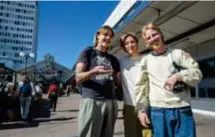  ?? FOTO: ANGIE GRAY ?? GAMMELDAGS. Anton Eriksson, Sixten Samuelsson och Joel Söderberg tycker att det är trevligt med en valstuga i centrum. Men de brukar dock inte aktivt söka upp valstugor. ”Det känns lite gammeldags, vi letar hellre informatio­n på andra sätt och läser på”, säger Sixten Samuelsson.