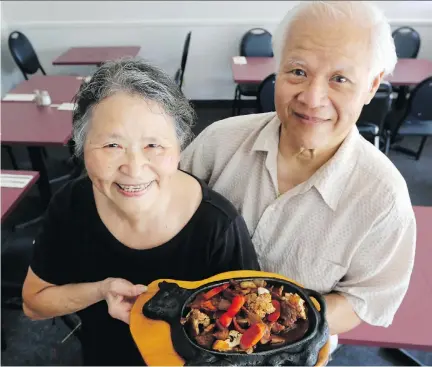  ??  ?? Singapore owner Ah Bah Lim and his wife, Hsiao Foo Huang, with their Sizzling Onion Beef (see recipe on page C4.)