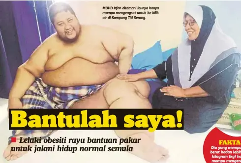  ??  ?? MOHD Irfan ditemani ibunya hanya mampu mengengsot untuk ke bilik air di Kampung Titi Serong.