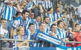  ?? FOTO: LUIS MARI UNCITI ?? La afición de la Real anima en el partido de Ipurua de la pasada campaña