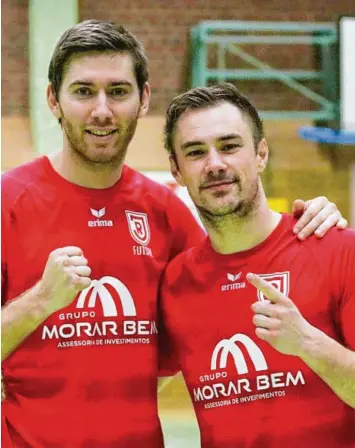  ?? Foto: Stefan Günter ?? Alexander Weber (links) und Alexander Günter vom BSK Neugablonz spielen mit ihrem Futsal Club Jahn Regensburg um die deut sche Meistersch­aft. Am Wochenende steht das Achtelfina­le gegen Sennestadt an.