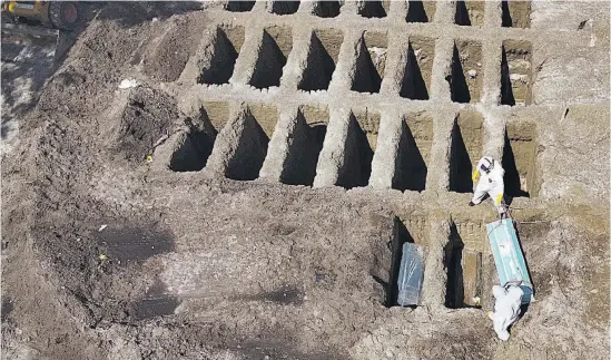  ??  ?? El cementerio La Bermeja es el designado para la inhumación de las personas muertas por covid-19 o bajo sospecha de la enfermedad.