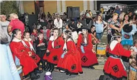  ?? (LA VOZ) ?? Tradicione­s para grandes y chicos. En las calles coscoínas, los niños también participar­on en la fiesta.