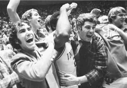  ?? ASSOCIATED PRESS/FILE 1976 ?? Above, Mr. Knight (right) celebrated a regional win for Indiana in the NCAA tournament in 1976. Left, he yelled from the sidelines at a 2001 Texas Tech game.