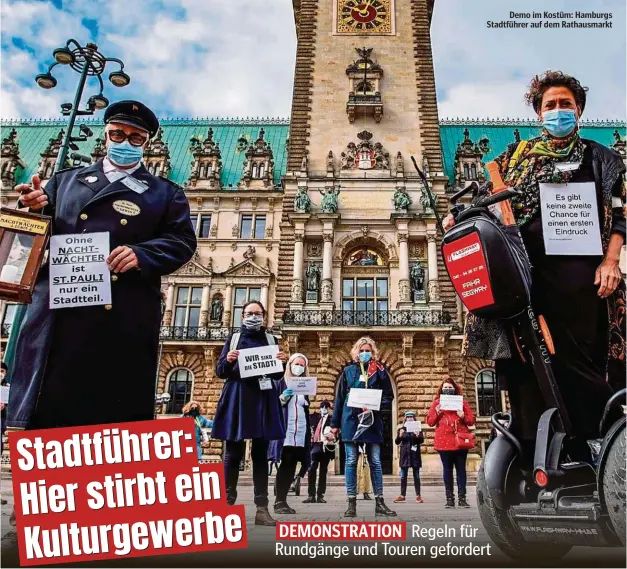  ??  ?? Demo im Kostüm: Hamburgs Stadtführe­r auf dem Rathausmar­kt