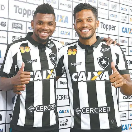  ??  ?? Volante Marcelo e zagueiro Yago são apresentad­os e já estão à disposição para o jogo de hoje à noite