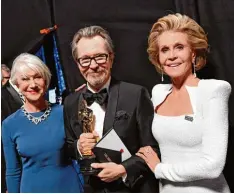  ?? Foto: Getty Images ?? Der beste Hauptdarst­eller Gary Oldman („Die dunkelste Stunde“) mit berühmten Gra tulantinne­n der ersten Stunde: Helen Mirren (links) und Jane Fonda.